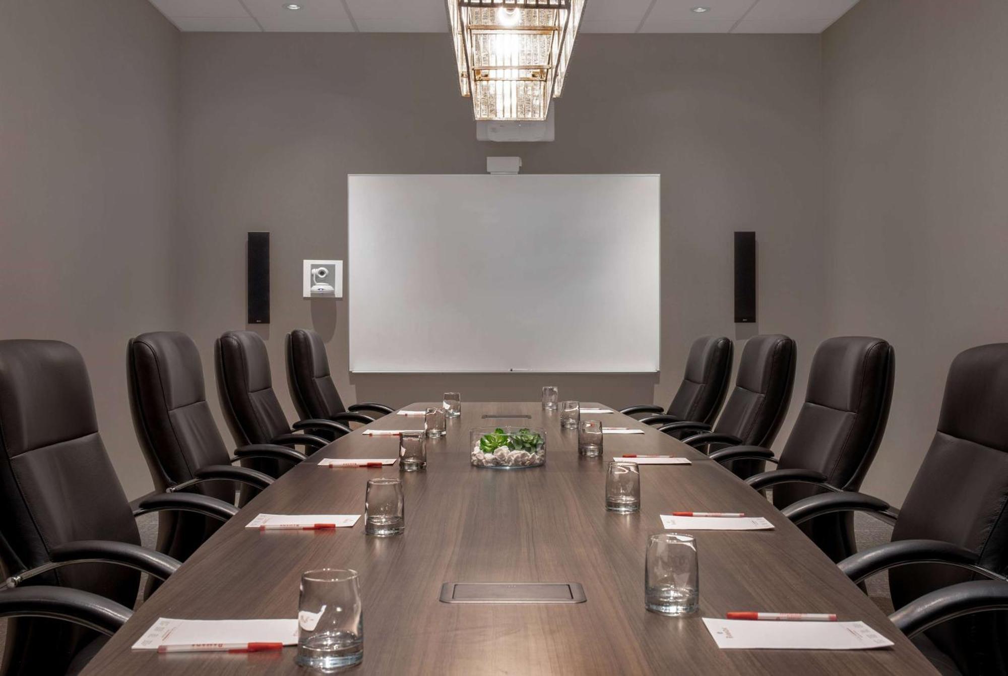 Hotel Ramada Plaza By Wyndham Downtown Calgary