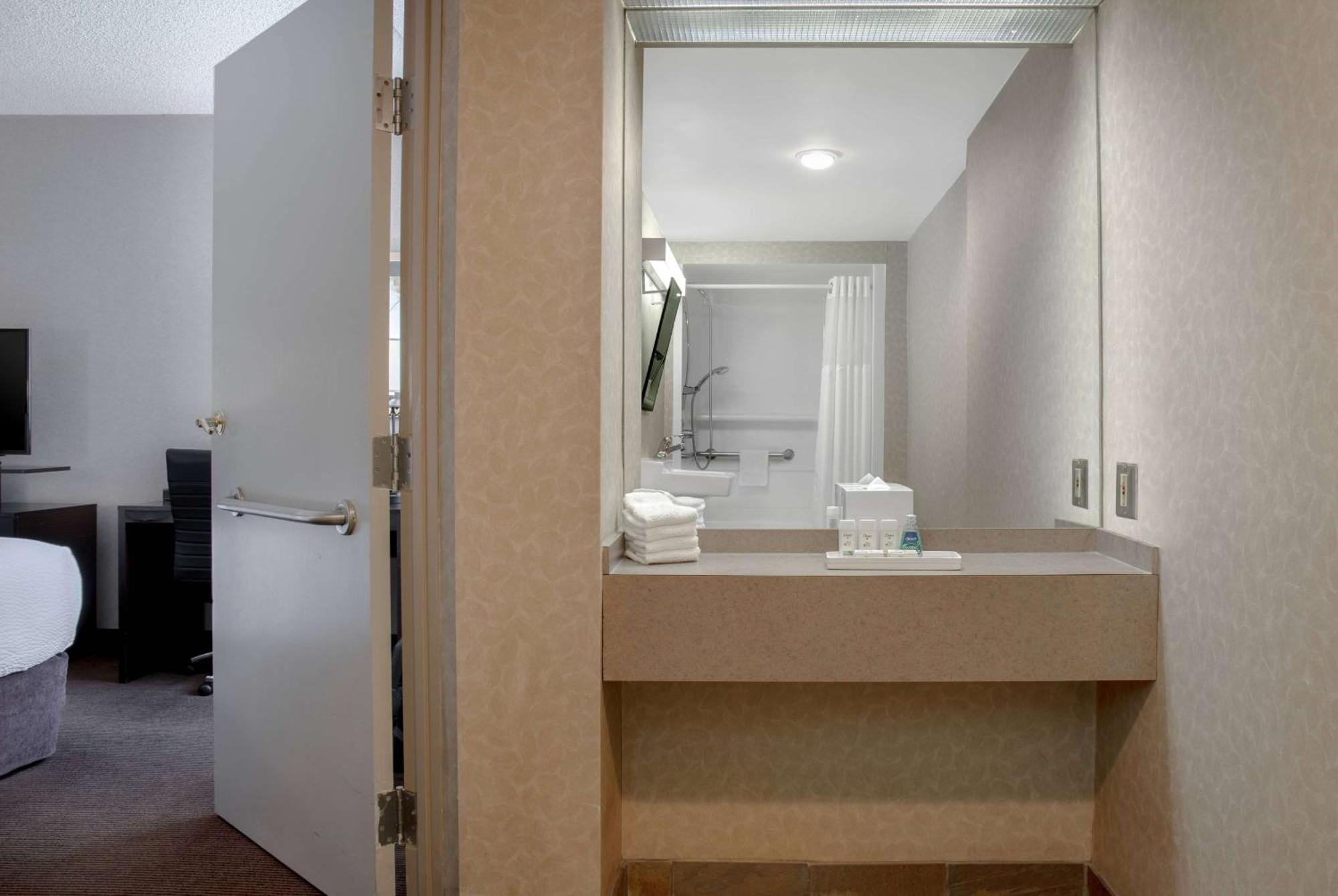 Hotel Ramada Plaza By Wyndham Downtown Calgary